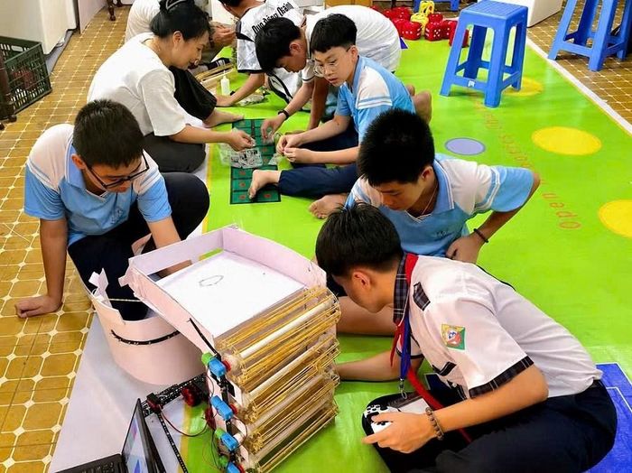 Các thành viên CLB Robocon Trường THCS Trưng Vương nghiên cứu, lắp ráp và thử nghiệm robot