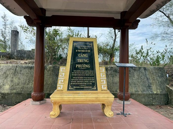 Bia di tích khảo cổ học cảng Trung Phường