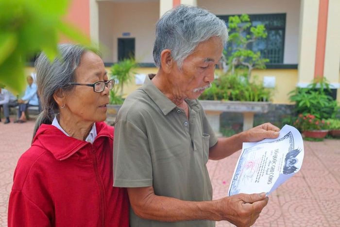 Ông Phạm Hồng chia sẻ những tư liệu còn lưu giữ về người bác ruột là liệt sĩ Phạm Quỳnh