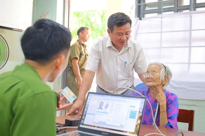 Người cao tuổi được hỗ trợ tận tình để việc thu nhận mẫu ADN diễn ra thuận lợi, an toàn