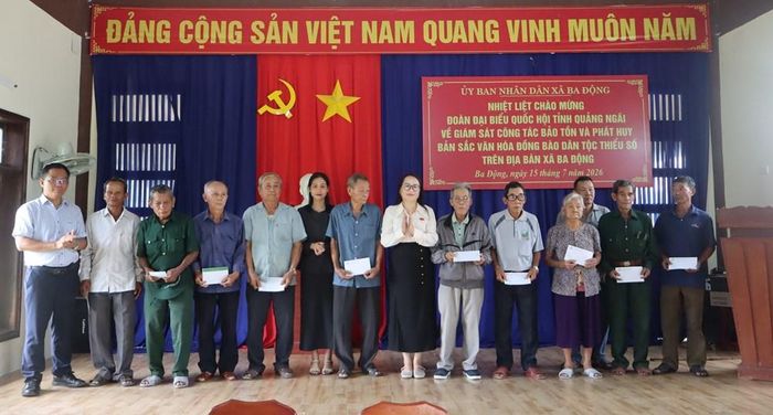 Đoàn ĐBQH tỉnh trao quà cho các gia đình người có công tiêu biểu tại xã Ba Động nhân kỷ niệm 79 năm Ngày Thương binh - Liệt sĩ