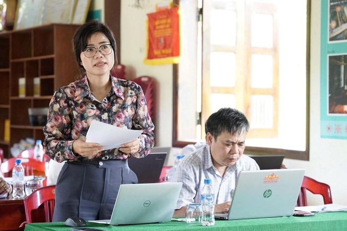 Giám đốc Sở VHTTDL tỉnh Quảng Ngãi Phạm Thị Trung trao đổi, giải đáp một số nội dung liên quan đến công tác bảo tồn và phát huy bản sắc văn hóa đồng bào dân tộc thiểu số tại buổi khảo sát ở xã Ba Động