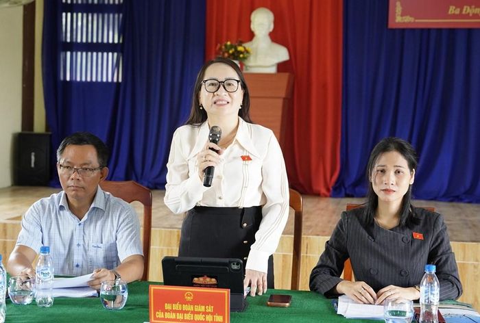 Phó Trưởng đoàn ĐBQH chuyên trách tỉnh Hà Thị Anh Thư trao đổi với xã Ba Động về các giải pháp gìn giữ di sản văn hóa truyền thống