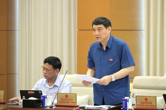 Chủ nhiệm Ủy ban Văn hóa và Xã hội Nguyễn Đắc Vinh trình bày báo cáo tóm tắt thẩm tra sơ bộ