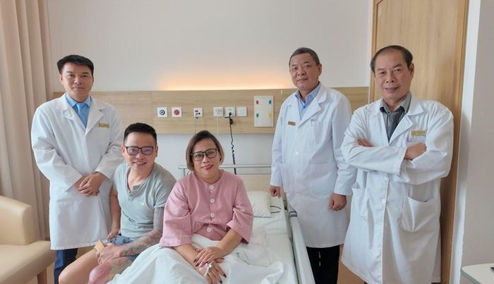 Chị H.V. cùng chồng xúc động và hạnh phúc trước ngày xuất viện