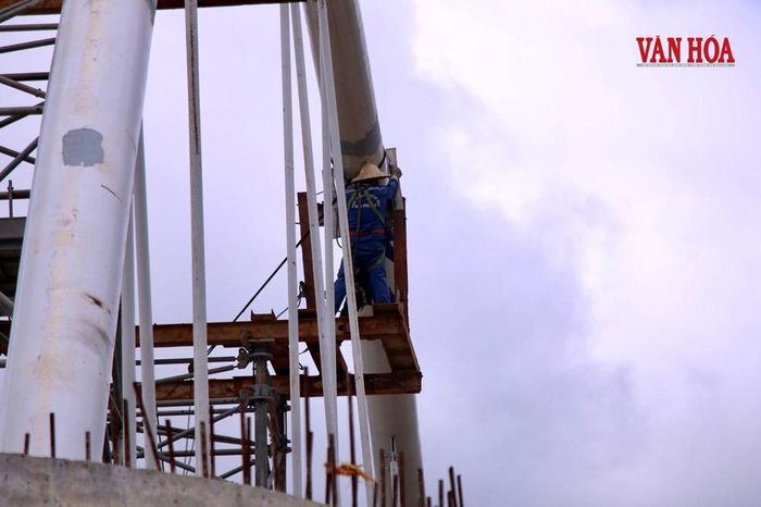 Thời gian qua mưa lớn, nước sông lên cao, dù vậy các công nhân vẫn bám trụ trên công trường để thi công
