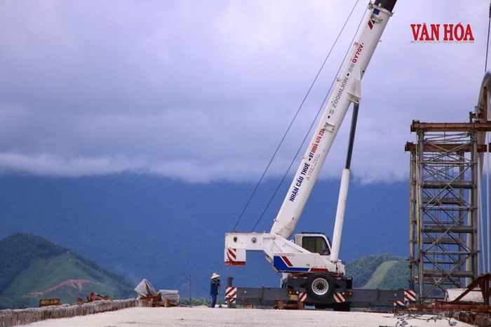 Máy móc, nhân công được huy động nhằm đảm bảo tiến độ