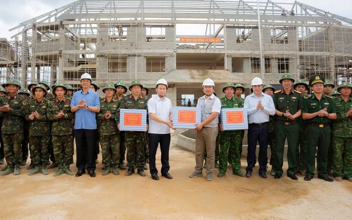 Phó Thủ tướng Lê Tiến Châu tặng quà động viên lực lượng quân đội tham gia hỗ trợ và các đơn vị thi công trường học. Ảnh: N.Minh