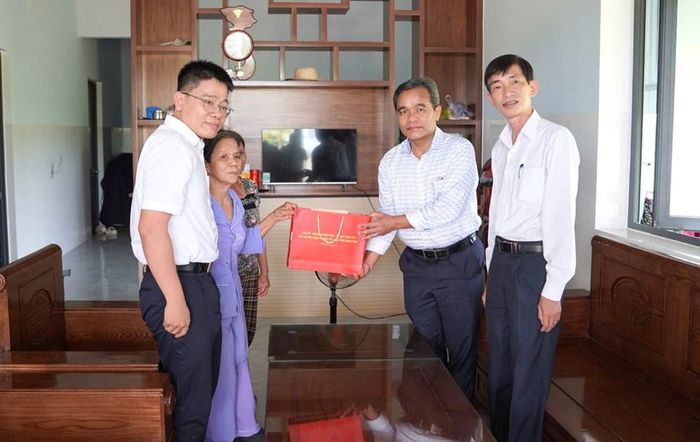 Lãnh đạo tỉnh Quảng Ngãi trao những phần quà nghĩa tình, thể hiện đạo lý "Uống nước nhớ nguồn" đối với người có công với cách mạng
