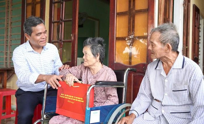 Bí thư Tỉnh ủy Hồ Văn Niên gửi lời tri ân sâu sắc đến các gia đình chính sách, người có công với cách mạng trên địa bàn xã Đông Sơn