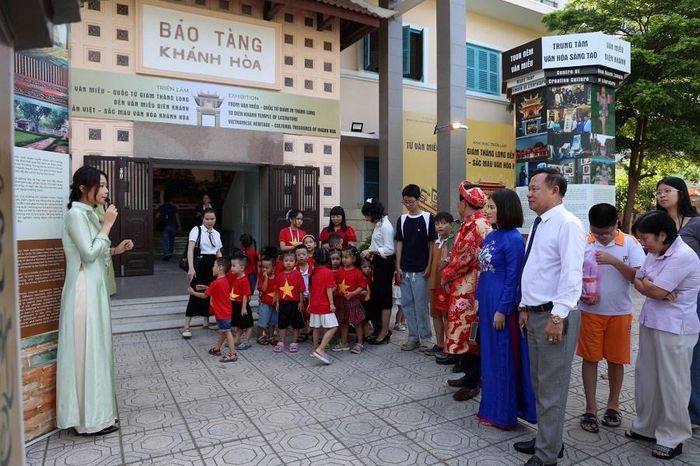 Các đại biểu và du khách tham quan, nghe giới thiệu về triển lãm