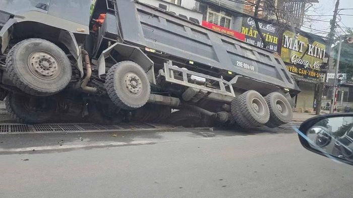 Hiện trường vụ xe tải làm vỡ nhiều tấm đan bằng gang ở công trình dự án chống ngập