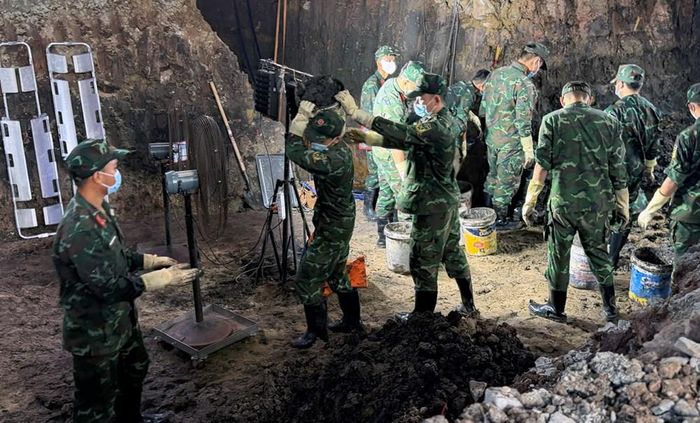 Trong ngày 15.7, lực lượng tìm kiếm đã đào khối lượng đất hơn 50m³