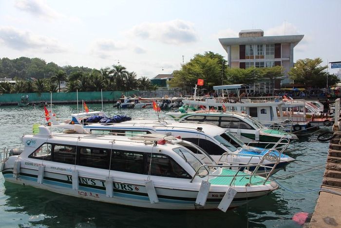Các tàu, ca nô tại cảng An Thới được tuyên truyền về an toàn giao thông đường thủy trước khi xuất bến