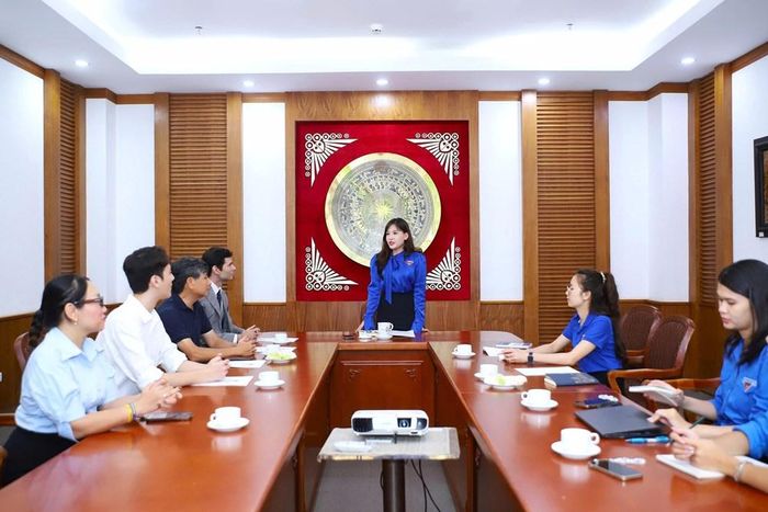 Bí thư Đoàn Bộ VHTTDL Lê Minh Đức trao đổi tại buổi làm việc