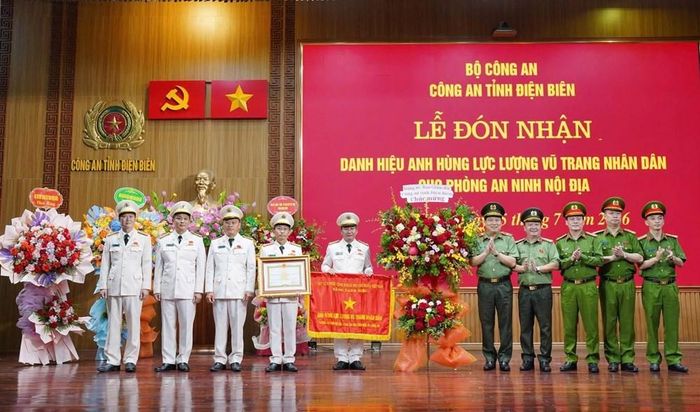 Ban Giám đốc Công an tỉnh Điện Biên tặng hoa chúc mừng Phòng An ninh nội địa