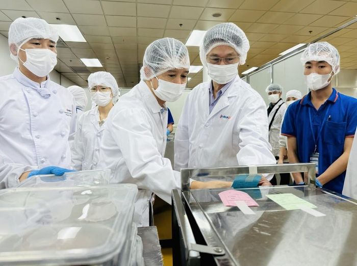 Hà Nội kiểm tra đột xuất việc thí điểm tổ chức bữa ăn bán trú. Ảnh: TTXVN