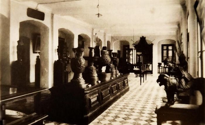 Một phòng trưng bày năm 1913 của Bảo tàng Louis Finot thuộc EFEO - nay là Bảo tàng Lịch sử quốc gia