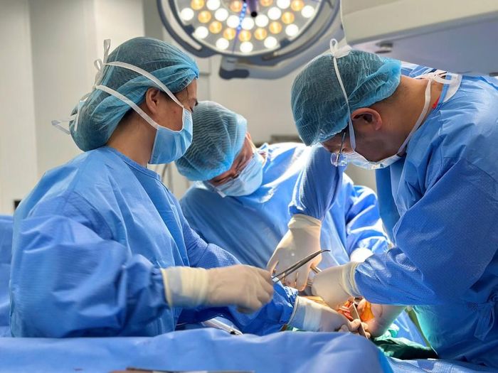 Mức phụ cấp mới đối với nhân viên y tế tham gia phẫu thuật, thủ thuật và chế độ trực tại các cơ sở y tế được điều chỉnh từ ngày 15/7. Ảnh minh họa.
