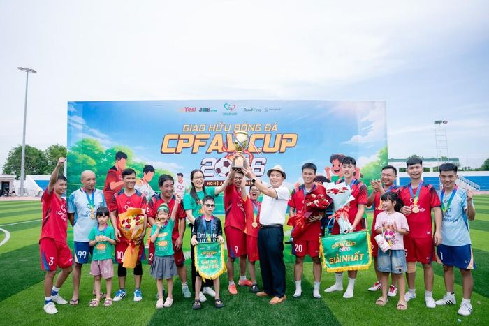 Ông Nguyễn Hải Thanh, Chủ tịch Hội Bảo vệ quyền trẻ em và bảo trợ người khuyết tật tỉnh Nghệ An trực tiếp trao giải cho đội vô địch. Ảnh: CPFAV