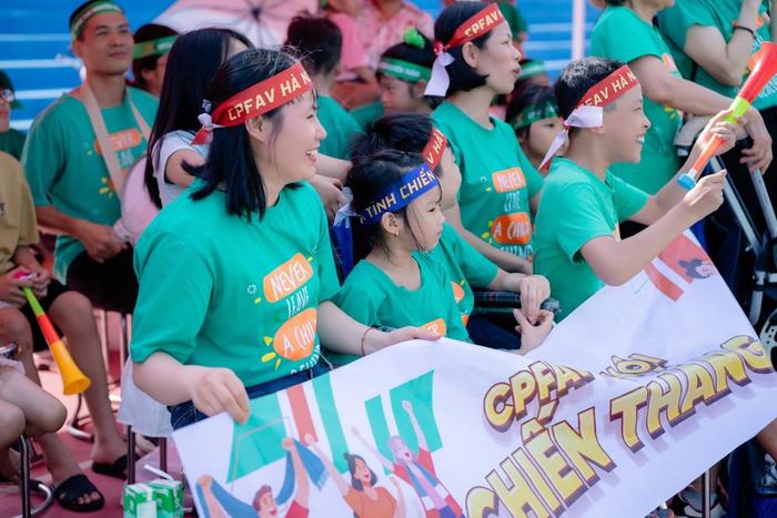 Không khí trên khán đài ngập tràn năng lượng tích cực với tiếng hò reo cổ vũ từ những người vợ và những đứa con của các cầu thủ. Ảnh: CPFAV