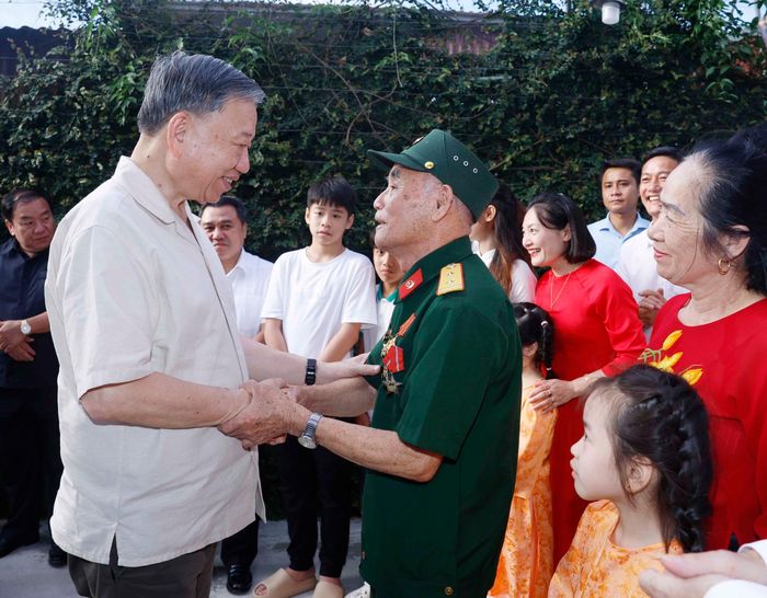 Tổng Bí thư, Chủ tịch nước Tô Lâm đến thăm và tặng quà ông Trần Xuân Hán là cán bộ hoạt động cách mạng bị địch bắt tù đày (trú tại tổ dân phố 19/8, phường Thảo Nguyên, tỉnh Sơn La)