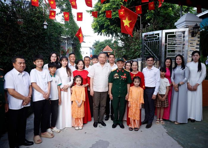 Tổng Bí thư, Chủ tịch nước Tô Lâm và gia đình ông Trần Xuân Hán tại tổ dân phố 19/8, phường Thảo Nguyên, tỉnh Sơn La