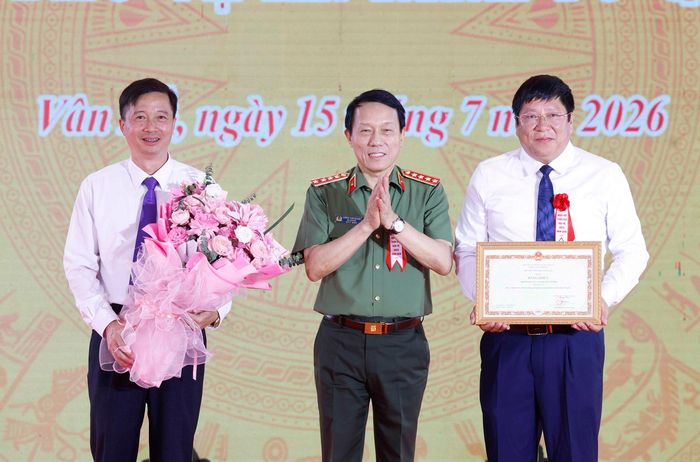 Đại tướng Lương Tam Quang, Ủy viên Bộ Chính trị, Bộ trưởng Bộ Công an tặng Bằng khen cho nhân dân và cán bộ xã Vân Hồ, tỉnh Sơn La