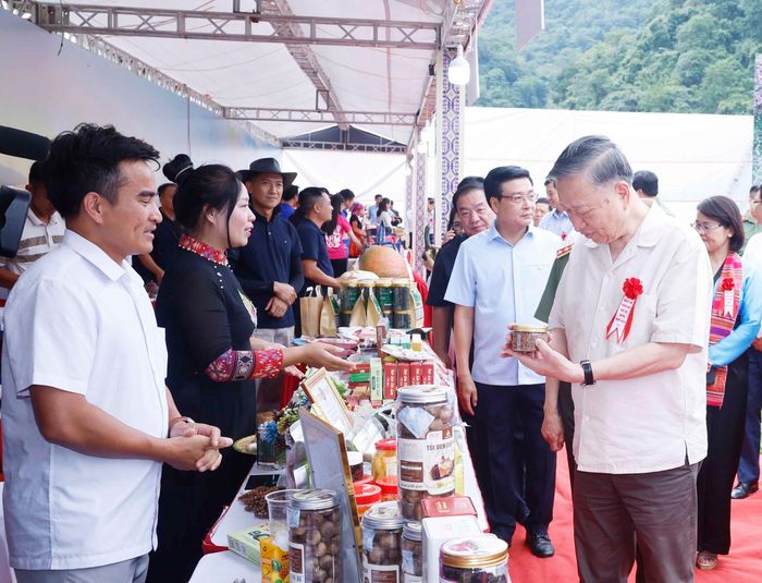 Tổng Bí thư, Chủ tịch nước Tô Lâm xem trưng bày các sản phẩm tại Ngày hội Toàn dân bảo vệ an ninh Tổ quốc năm 2026 tại bản Lóng Luông, xã Vân Hồ, tỉnh Sơn La