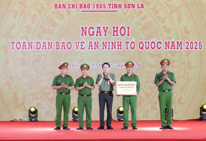Đại tướng Lương Tam Quang, Ủy viên Bộ Chính trị, Bộ trưởng Bộ Công an tặng quà cho lực lượng Công an xã Vân Hồ, tỉnh Sơn La