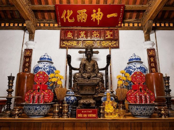 Bàn thờ Thành Hoàng làng Uy Mang - vị thần được nhân dân tôn kính, hiện còn lưu giữ sắc phong thời Lê