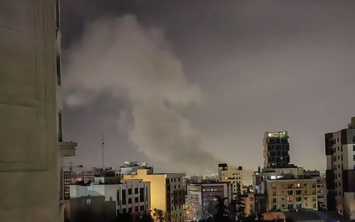 Khói bốc lên sau vụ tấn công tại Tehran, Iran. Ảnh: THX/TTXVN
