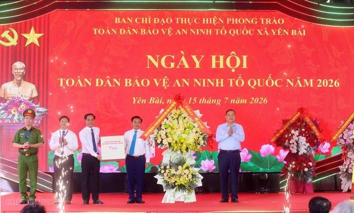 Phó Thủ tướng Thường trực Phạm Gia Túc tặng hoa chúc mừng Đảng bộ, chính quyền, nhân dân xã Yên Bài tại Ngày hội - Ảnh: VGP/Phương Nguyên
