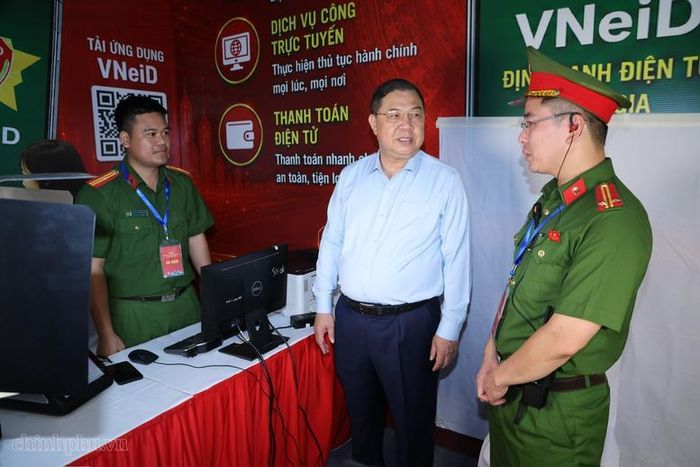Phó Thủ tướng Thường trực Phạm Gia Túc thăm gian làm căn cước công dân tại chỗ của công an xã Yên Bài tại Ngày hội - Ảnh: VGP/Phương Nguyên