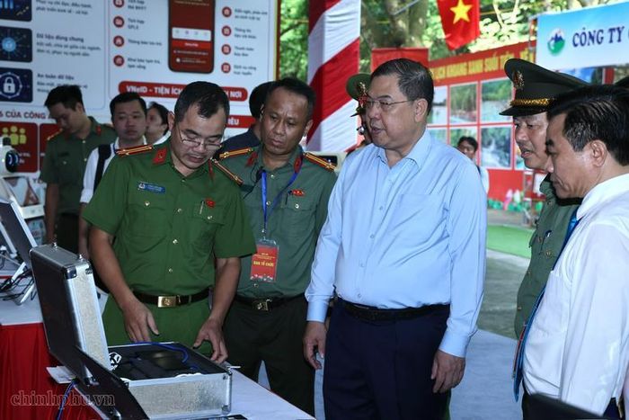 Phó Thủ tướng Thường trực Phạm Gia Túc tham quan triển lãm của Công an thành phố Hà Nội tại Ngày hội - Ảnh: VGP/Phương Nguyên