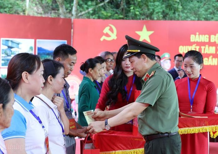 Thượng tướng Lê Văn Tuyến, Thứ trưởng Bộ Công an tặng quà các gia đình khó khăn tại xã Yên Bài - Ảnh: VGP/Phương Nguyên
