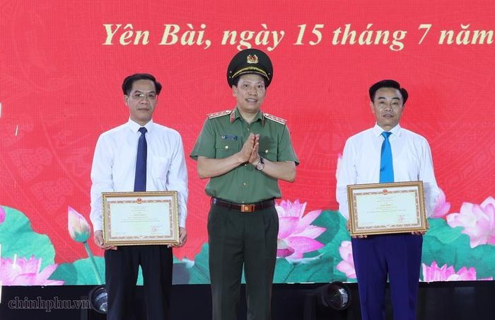 Ban chỉ đạo thực hiện phong trào Toàn dân bảo vệ an ninh Tổ quốc Trung ương trao tặng bằng khen cho tập thể, cá nhân xã Yên Bài - Ảnh: VGP/Phương Nguyên