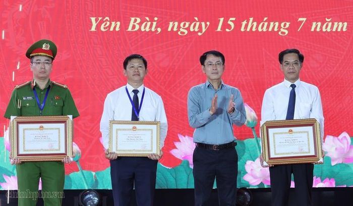 Lãnh đạo thành phố Hà Nội trao tặng bằng khen cho tập thể, cá nhân xã Yên Bài có thành tích xuất sắc trong phong trào Toàn dân bảo vệ an ninh Tổ quốc - Ảnh: VGP/Phương Nguyên