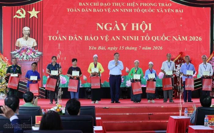 Phó Thủ tướng Thường trực Phạm gia Túc tặng quà các hộ gia đình khó khăn tại xã Yên Bài - Ảnh: VGP/Phương Nguyên