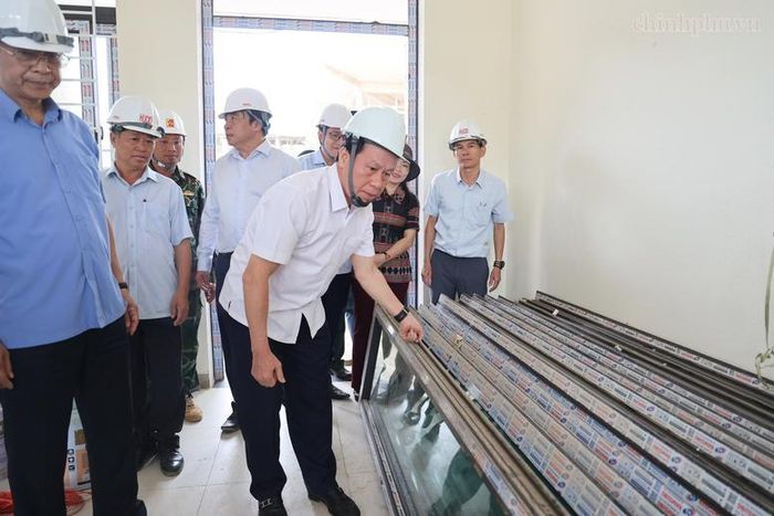 Phó Thủ tướng Lê Tiến Châu kiểm tra cơ sở vật chất Dự án Trường phổ thông nội trú liên cấp Tiểu học và Trung học cơ sở tại xã A Lưới 3 - Ảnh: VGP/Thu Sa