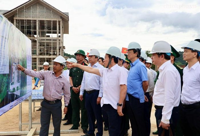 Phó Thủ tướng Lê Tiến Châu trao đổi với các đơn vị khi kiểm tra tiến độ Dự án Trường phổ thông nội trú liên cấp Tiểu học và Trung học cơ sở tại xã A Lưới 4 - Ảnh: VGP/Thu Sa