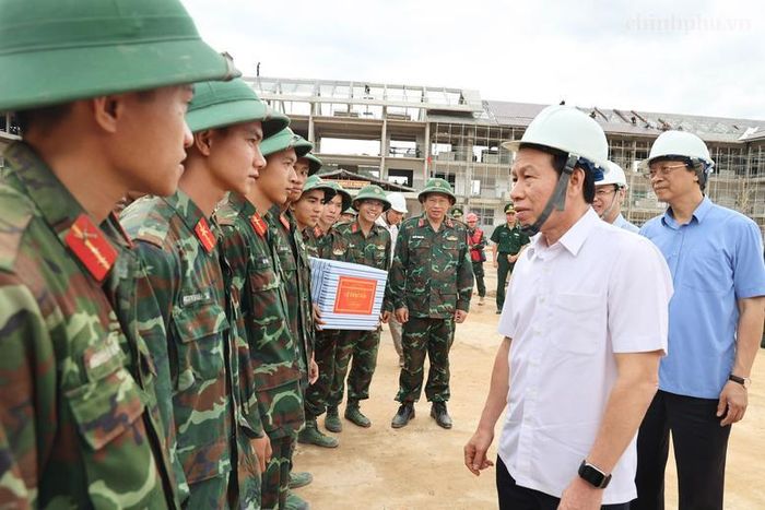 Phó Thủ tướng Lê Tiến Châu tặng quà, động viên cán bộ, chiến sĩ trên công trường Dự án Trường phổ thông nội trú liên cấp Tiểu học và Trung học cơ sở tại xã A Lưới 4 - Ảnh: VGP/Thu Sa