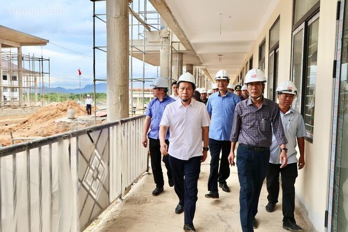 Phó Thủ tướng Lê Tiến Châu kiểm tra tiến độ Dự án Trường phổ thông nội trú liên cấp Tiểu học và Trung học cơ sở tại xã A Lưới 3 - Ảnh: VGP/Thu Sa