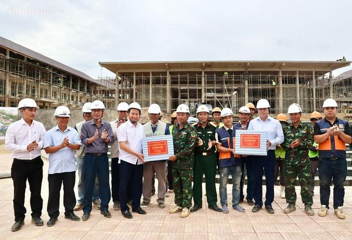 Phó Thủ tướng Lê Tiến Châu tặng quà, động viên cán bộ, chiến sĩ, người lao động thi công Dự án Trường phổ thông nội trú liên cấp Tiểu học và Trung học cơ sở tại xã A Lưới 3 - Ảnh: VGP/Thu Sa
