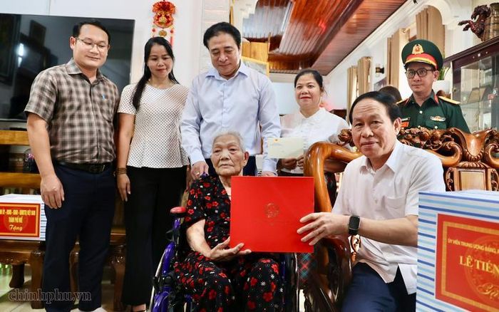 Phó Thủ tướng Lê Tiến Châu tặng quà Anh hùng lực lượng vũ trang Kăn Lịch - Ảnh: VGP/Thu Sa