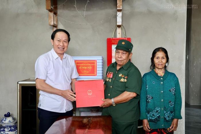 Phó Thủ tướng Lê Tiến Châu tặng quà ông Hồ Văn Cường – thương bệnh binh suy giảm khả năng lao động gần 70% - Ảnh: VGP/Thu Sa