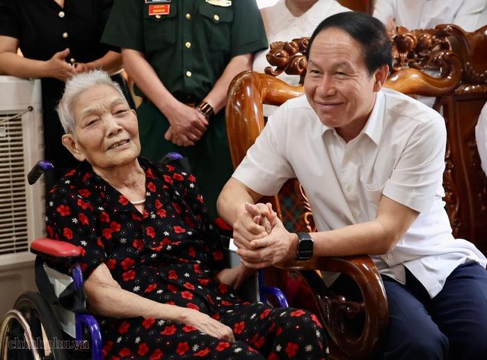 Bà Kăn Lịch chia sẻ những câu chuyện, kỷ niệm trong quá trình tham gia cách mạng - Ảnh: VGP/Thu Sa