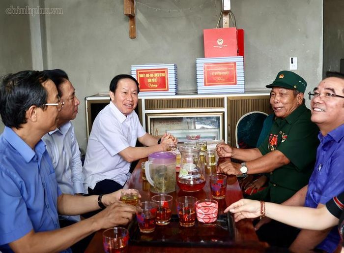 Phó Thủ tướng Lê Tiến Châu thăm ông Hồ Văn Cường – thương bệnh binh suy giảm khả năng lao động gần 70% - Ảnh: VGP/Thu Sa