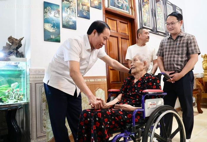 Phó Thủ tướng Lê Tiến Châu thăm hỏi, động viên Anh hùng lực lượng vũ trang Kăn Lịch - Ảnh: VGP/Thu Sa