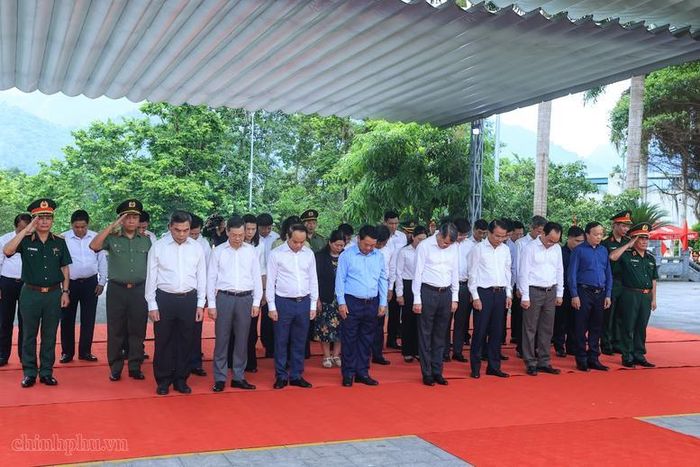 Thủ tướng Lê Minh Hưng và các đại biểu dành phút tưởng niệm, bày tỏ lòng biết ơn vô hạn với công lao to lớn của các Anh hùng liệt sĩ - Ảnh: VGP/Nhật Bắc